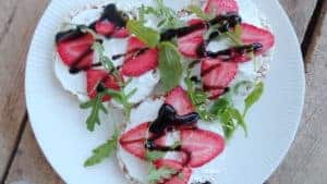 Rijstwafels met aardbeien en geitenkaas