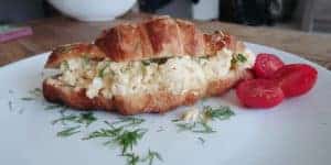 Gevulde croissant met scrambled eggs