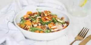 Salade van couscous met zoete aardappel en halloumi
