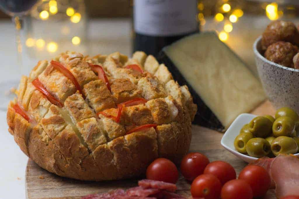 Spaanse borrelplank, wijn, breekbrood