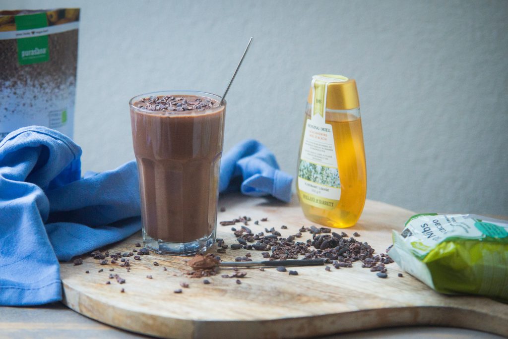 hot chocolate smoothie, cacao nibs, honing
