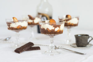 trifle glaasjes met koffie en bitterkoekjes