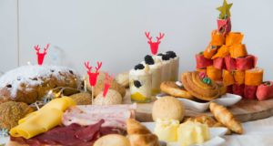 kerstontbijt plank, kerst, ontbijt, boter, wraps, cinnamons Rolls