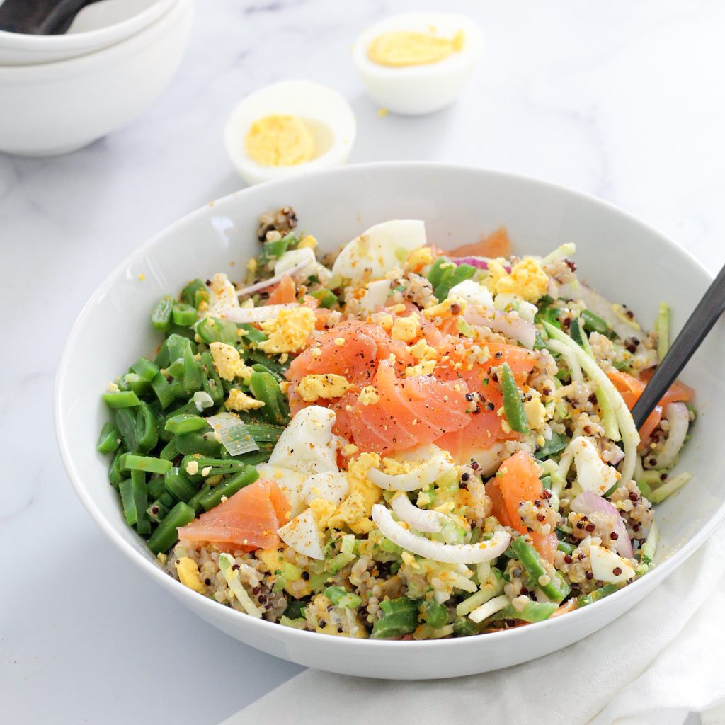 quinoa schotel met kerrie, zalm en groenten