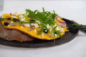 Griekse omelet op zuurdesembrood
